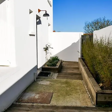 Le Refuge Du Pertuis : Logement & Jardin Independant Mer Proche